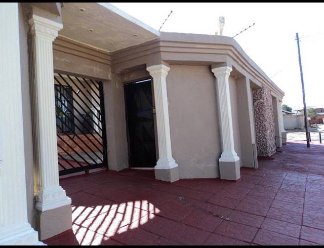 3 BEDROOM HOUSE FOR SALE IN DOBSONVILLE EXT 3
